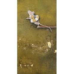 Eine kleine Maus badet still im Wasser