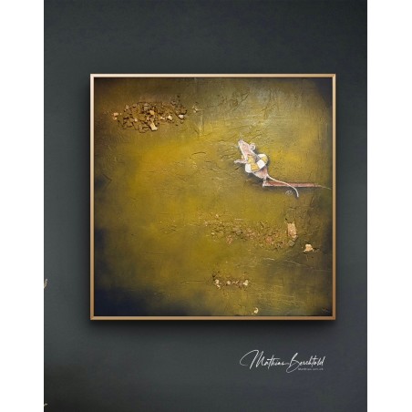 Eine kleine Maus badet still im Wasser